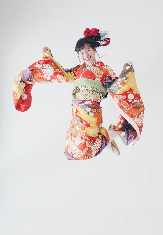 豊中市フォトスタジオピエノ:飛び跳ねる着物姿の女性