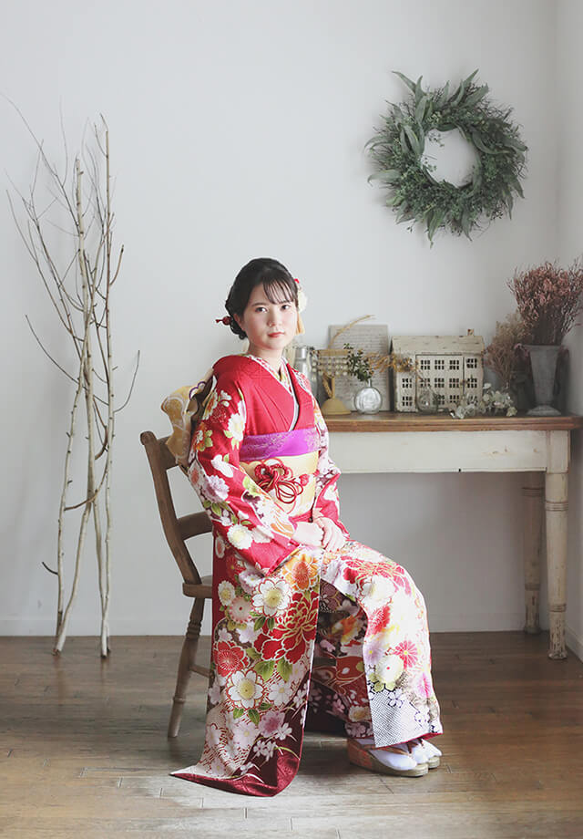 豊中市フォトスタジオピエノ:イスに座る着物姿の女性