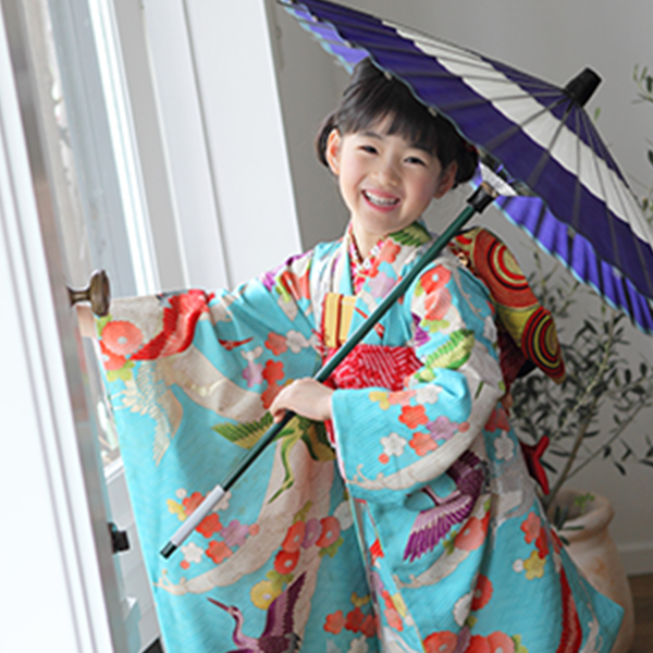豊中市フォトスタジオピエノ:レトロキモノ傘を持つ少女