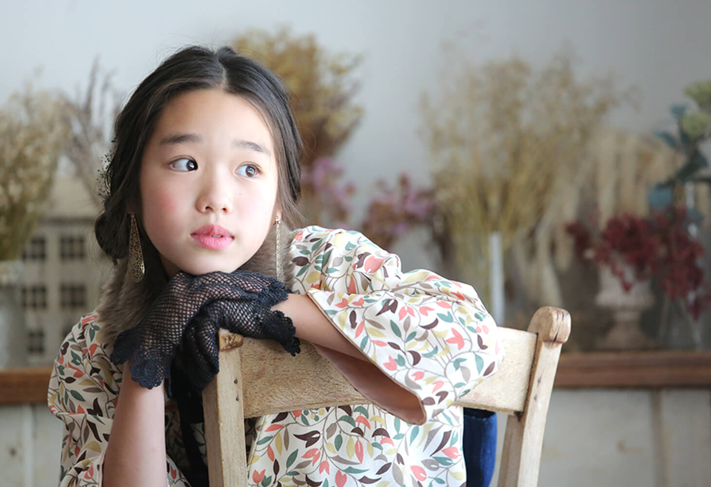 豊中市フォトスタジオピエノ:椅子のかける女の子
