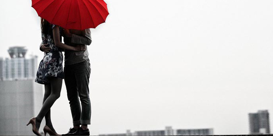 赤い傘のカップル